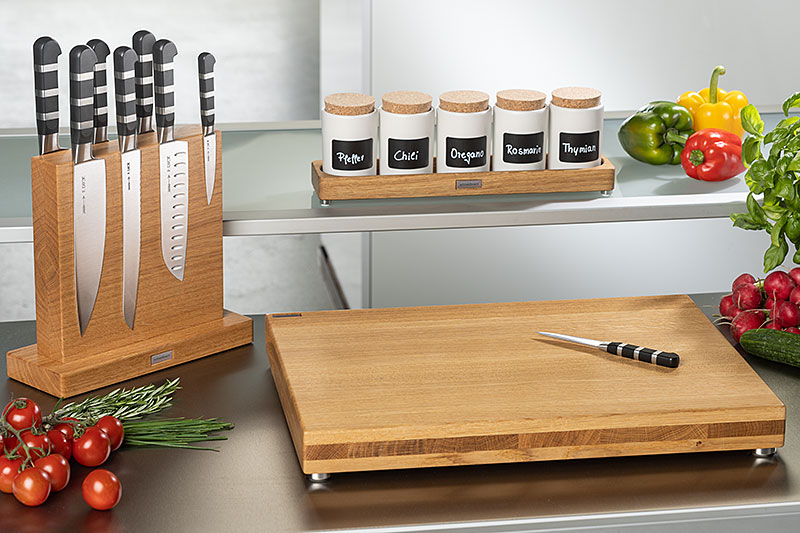 Set aus Messerblock, Schneidebrett und Gewürzregal in Eiche mit Gewürzdosen in weißer Keramik
