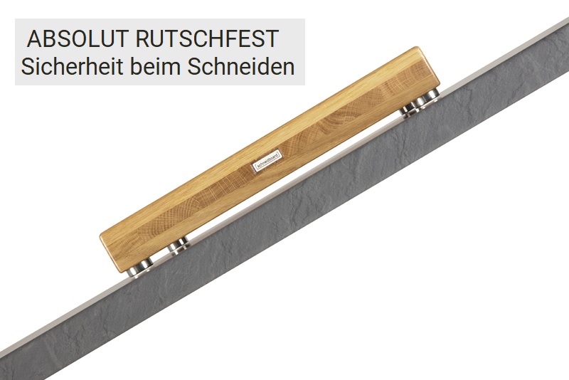 Massivholzschneidebrett Eiche steht rutschfest auf Arbeitsplatte