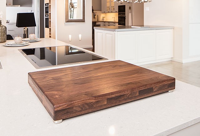 Massivholzschneidebrett Nussbaum in edler Küche