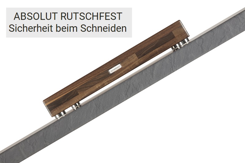 Massivholzschneidebrett Nussbaum steht rutschfest auf Arbeitsplatte