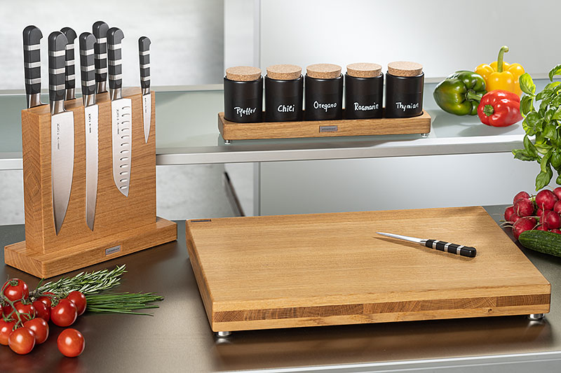 Set aus Messerblock, Schneidebrett und Gewürzregal in Eiche mit Gewürzdosen in schwarzer Keramik