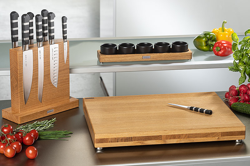 Set aus Messerblock, Schneidebrett und Gewürzregal in Eiche mit Serviertöpfchen in schwarzer Keramik