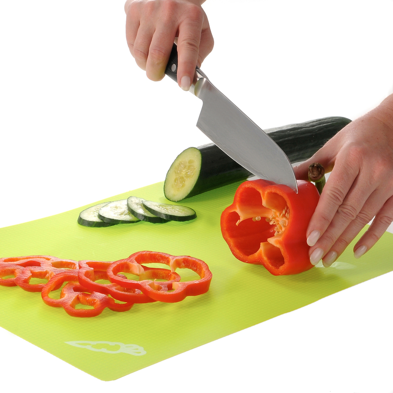 schneiden von Gurke und Tomate auf Schneidmatte