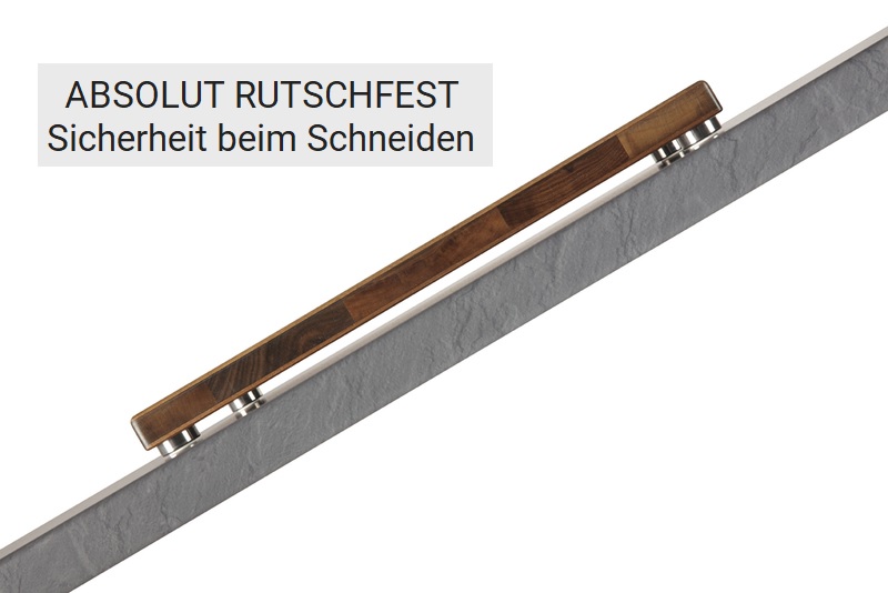 Schneidebrett Nussbaum steht rutschfest auf gekippter Arbeitsplatte