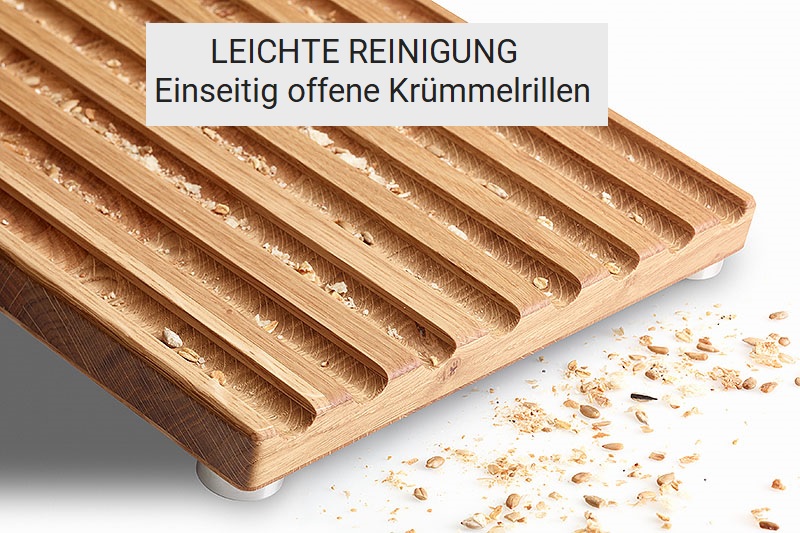 Offene Krümmelrillen in Brotschneidebrett Eiche aus denen Brotkrümmel herausfallen