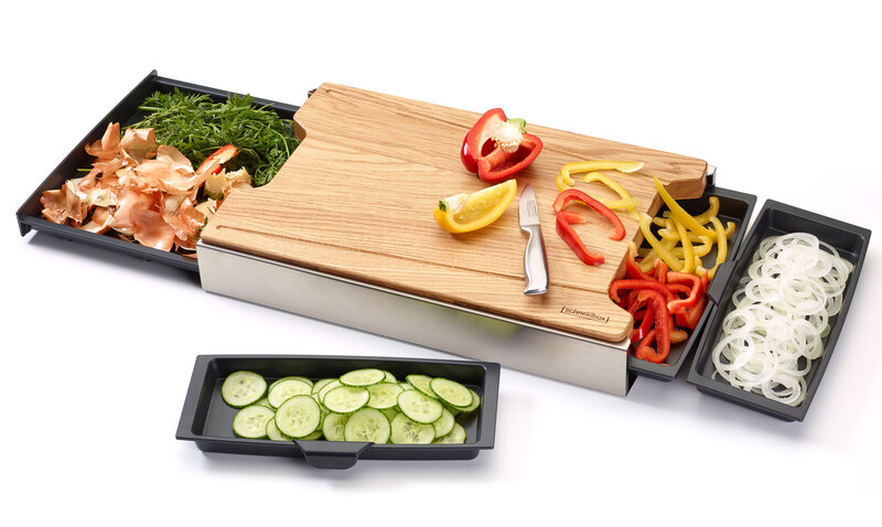 Schneidebrett Eiche mit Auffangschalen gefüllt mit Gemüse