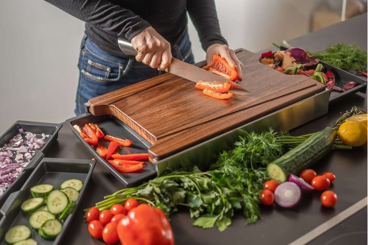 Schneidbox Nussbaum auf der gerade Paprika geschnitten wird