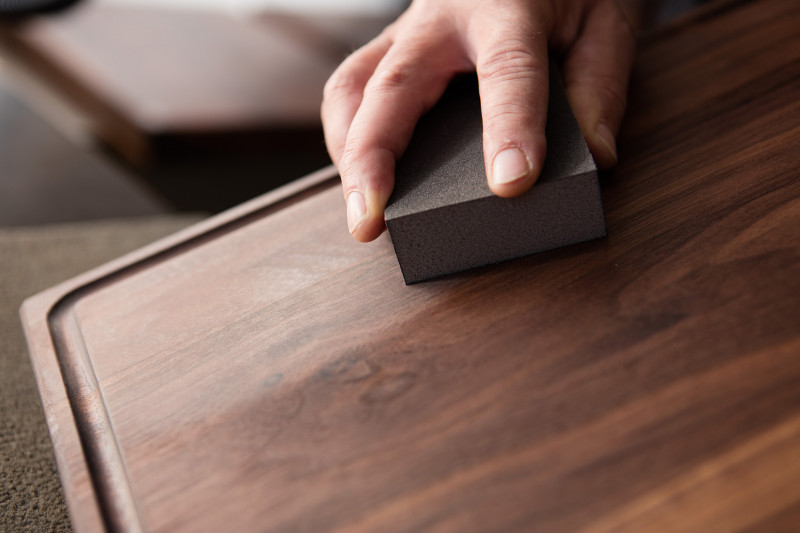 Zweiter Schleifgang von Hand Hackblock Nussbaum