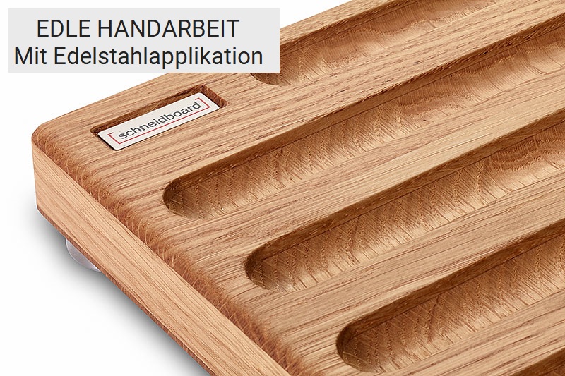 Detail Edelstahlschild und breite Krümmelrillen von Brotschneidebrett Eiche