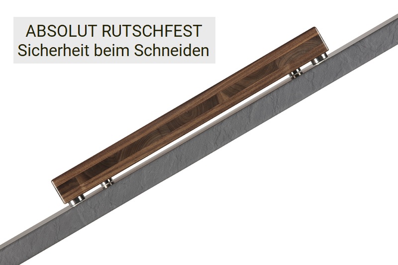 Massivholzschneidebrett Nussbaum steht rutschfest auf gekippter Arbeitsplatte