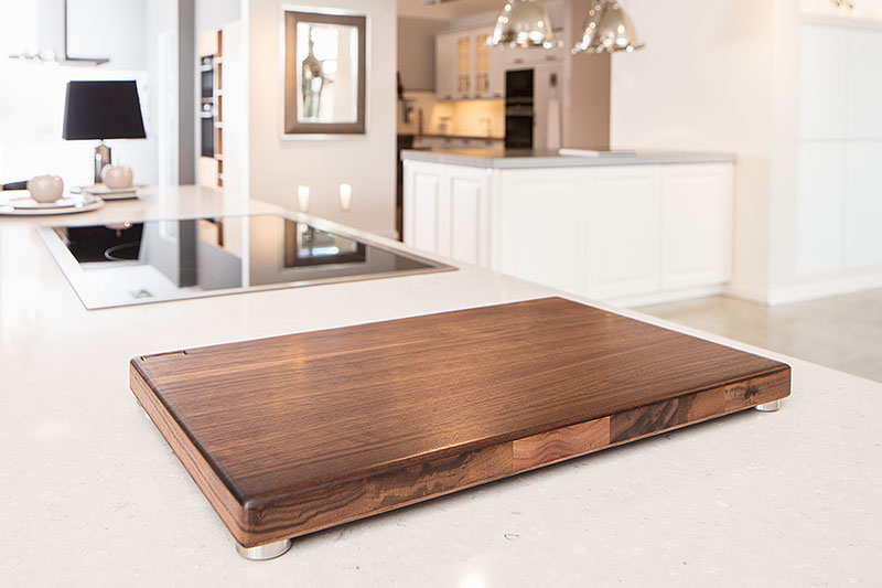 Schneidebrett Nussbaum in edler Küche