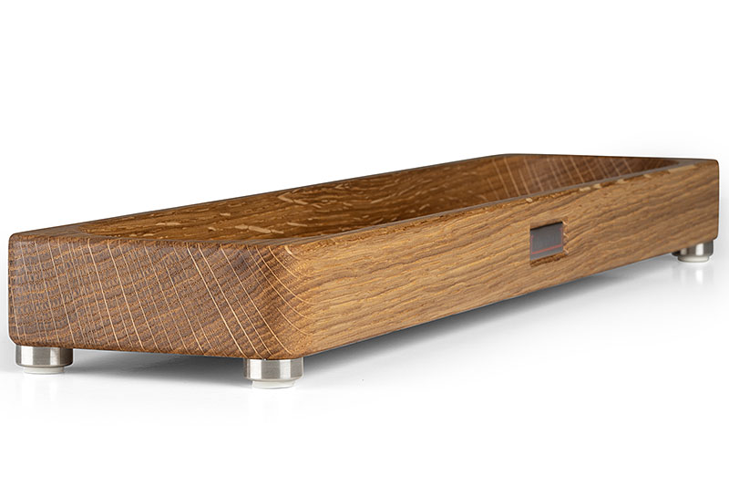 Gewürzregal Eiche von der Seite mit Edelstahlschild und Edelstahlfüßchen