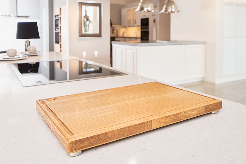 Schneidebrett Eiche mit Saftrille in edler Küche