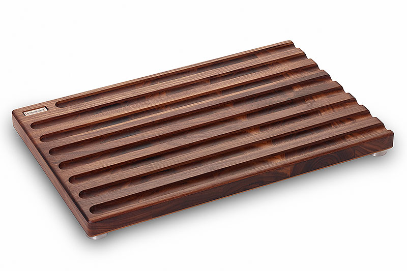 Brotschneidebrett Nussbaum mit breiten Krümmelrillen und Edelstahlschild