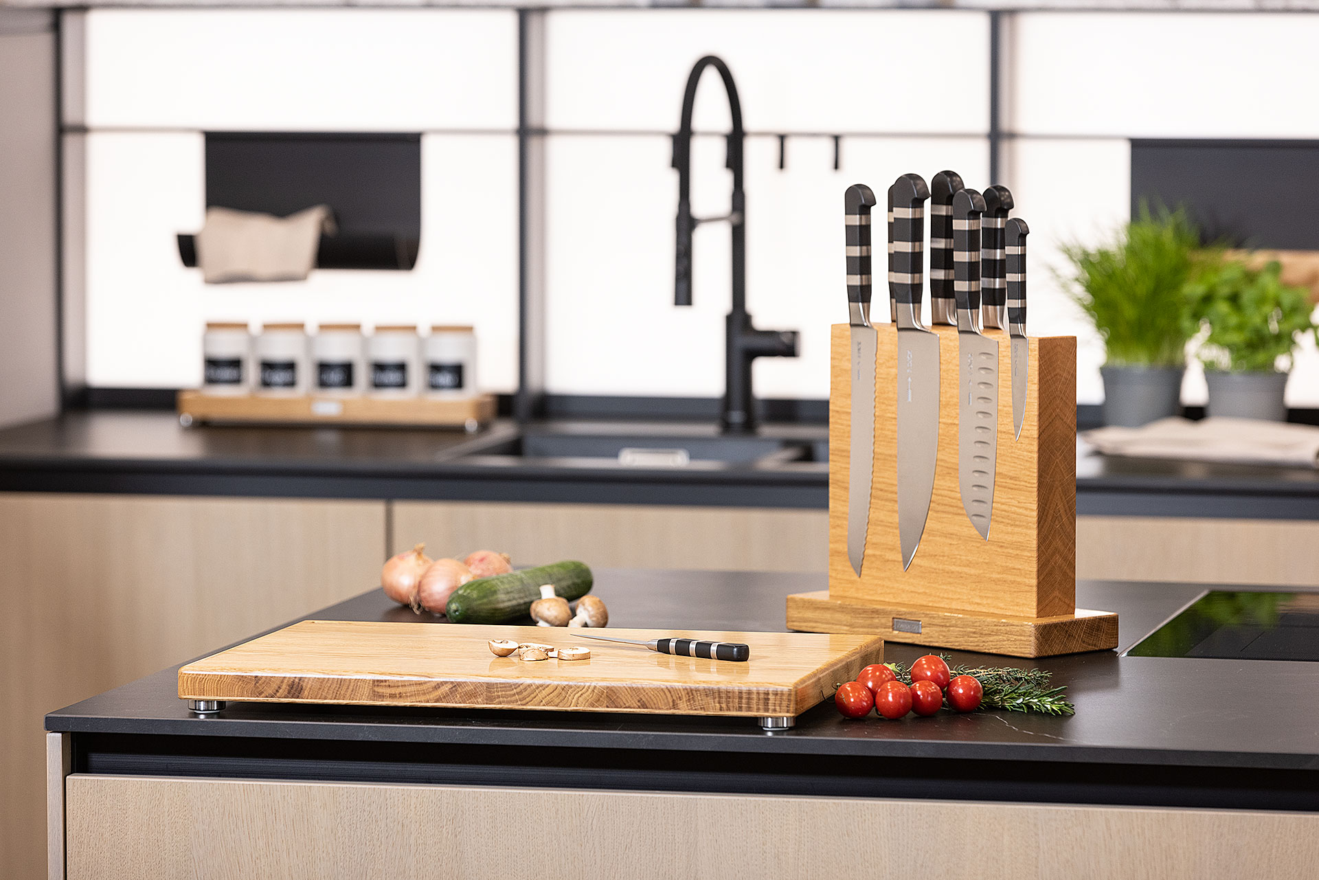 Schneidebrett Eiche mit Messerblock Eiche und Dickmessern 1905 in edler Küchenumgebung