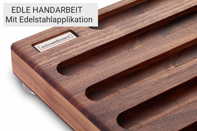 Detail Edelstahlschild und breite Krümmelrillen von Brotschneidebrett Nussbaum