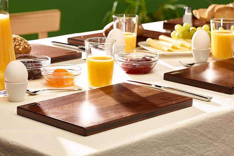 Gedecketer Frühstückstisch mit Frühstücksbrettchen Nussbaum