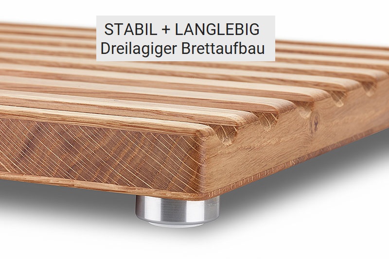 Detail dreilagiges Brotschneidebrett Eiche mit Edelstahlfuß