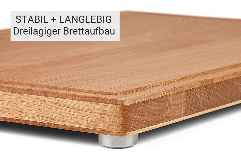 Detail dreilagiges Holz Schneidebrett Eiche mit Saftrille und montiertem Edelstahlfuß