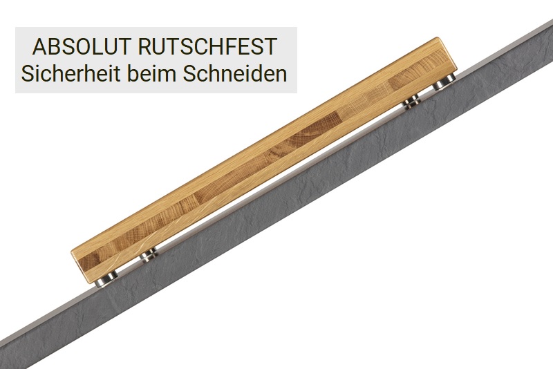 Massivholzschneidebrett Eiche steht rutschfest auf gekippter Arbeitsplatte